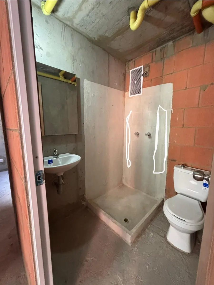 Baño en remodelación durante la obra