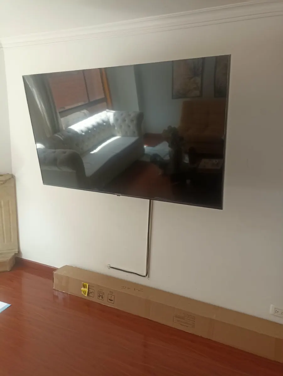 TV instalado en pared de una sala